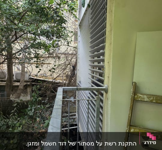 התקנת רשת שקופה נגד יונים במסתור כביסה